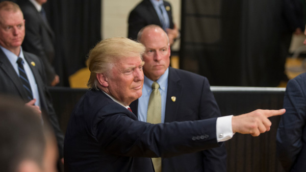 时任美国共和党总统候选人唐纳德．川普（Donald Trump）在新罕布什尔州的温德姆举行竞选集会