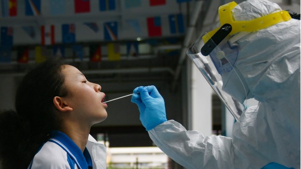 示意图：一名学生正在做核酸检测（图片来源：Getty Images）