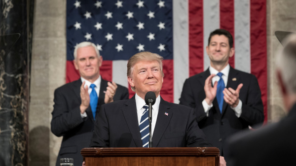美国总统川普在美国国会大厦发表联合讲话。后排右一为时任众议院议长保罗．瑞安（Paul Ryan）