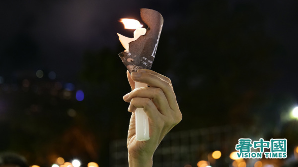2020年6月，香港人手舉燭光紀念六四