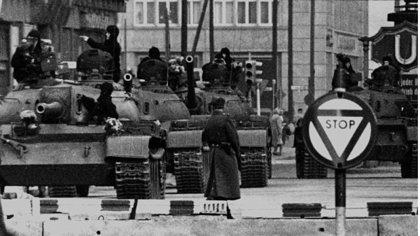 图为柏林危机之时，苏联坦克兵临盟军西柏林哨所