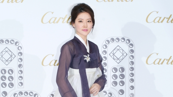 2014年4月25日星期五，韓國女演員李英愛穿著傳統的韓國服裝參加在香港舉行的商業活動