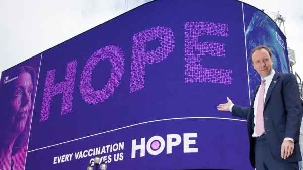 2021年4月26日，英国卫生大臣汉考克在伦敦皮卡迪利广场NHS疫苗接种广告前