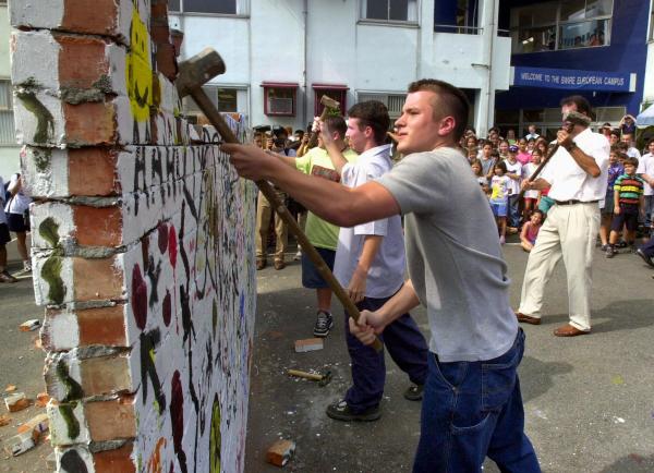 2000年10月3日，在臺灣的歐洲留學生們用錘子砸碎了一段模擬「柏林牆」，以慶祝德國統一十週年。