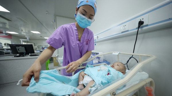 中國醫院中的護士正在護理嬰兒。
