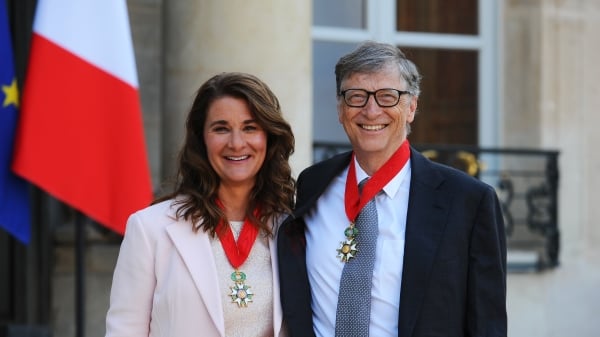 比尔和梅琳达・盖茨在法国爱丽舍宫前面受荣誉勋章的司令员奖。