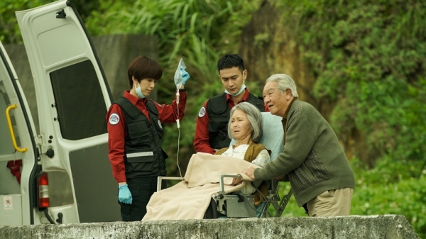 職人劇《火神的眼淚》第2集結尾劇組請到資深金鐘得主夫婦丁強（右）、李璇（右2）客串，李玹飾演的癌末老奶奶祈願能在送醫前，看最後一眼老家的海。