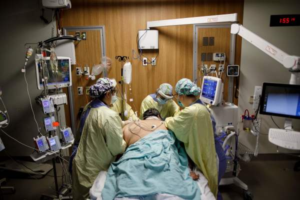 4月29日，加拿大某醫院ICU病房內 醫生在搶救染疫病人
