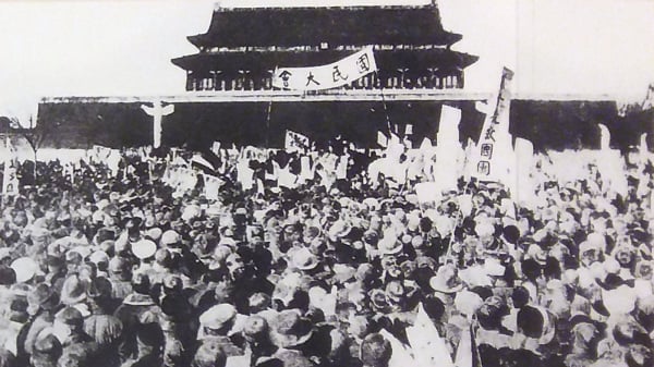 1919年5月4日，來自13所大學的3,000名學生聚集天安門廣場反對《凡爾賽條約》