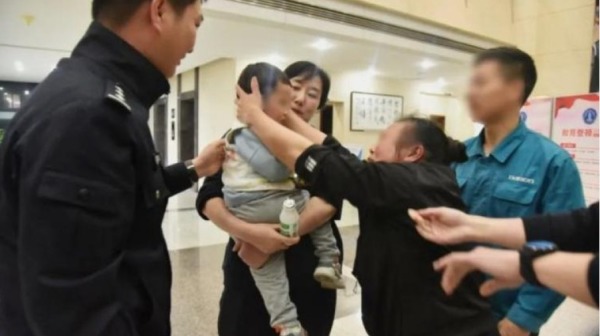 近期，浙江一男子因缺錢竟然將自己親生兒子以15.8萬的價格賣掉（圖片來源：視頻截圖）