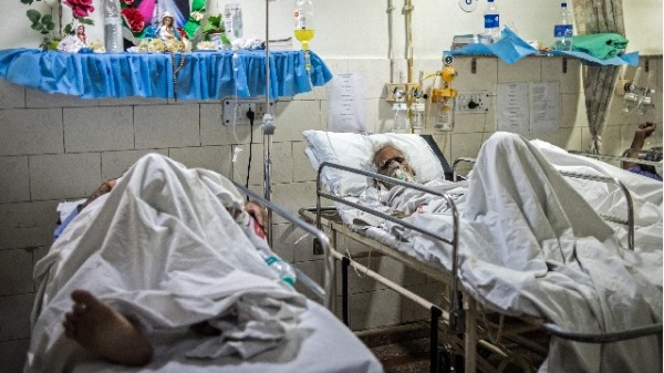 5月3日，印度两名染疫病人躺着印度某医院