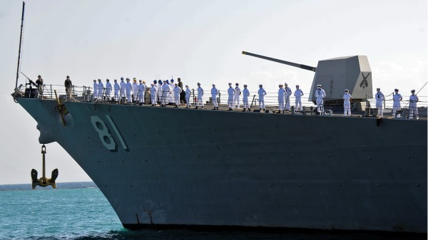 2021年3月1日，美國水手站在停泊在蘇丹港的美國海軍第2中隊的導彈驅逐艦溫斯頓·丘吉爾（DDG 81）號（圖片來源：AFP via Getty Images）