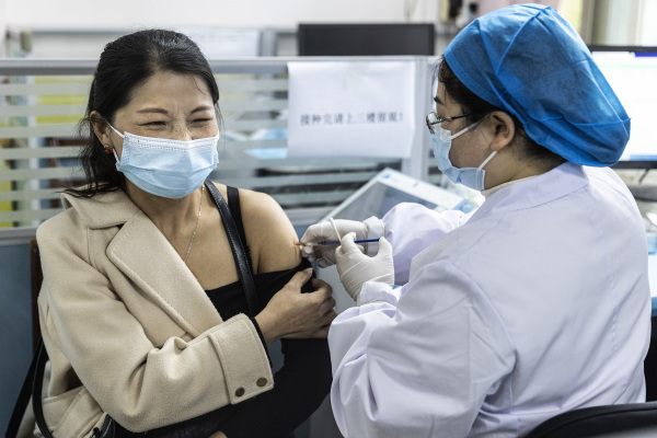 一名武汉居民在接种中国疫苗