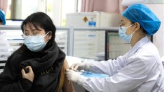 廣州民眾恐慌瘋搶疫苗有人接種後隨即倒地(圖)