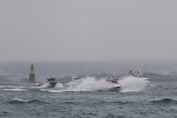 2021年5月6日，法国渔船在英属泽西岛附近的圣海利尔港口前抗议后离开泽西水域。
