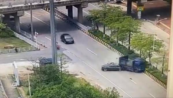 广东一辆特斯拉追尾货车，驾驶人当场死亡。（图片来源：视频截图）　