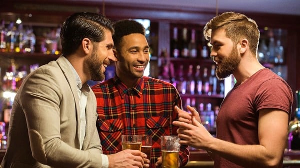 3個男人在喝啤酒