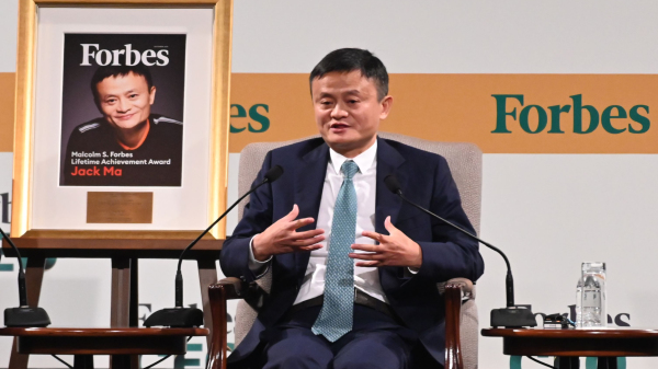 2019年10月15日，馬雲在新加坡舉行的福布斯全球 CEO 大會上發表講話。（圖片來源：ROSLAN RAHMAN/AFP via Getty Images