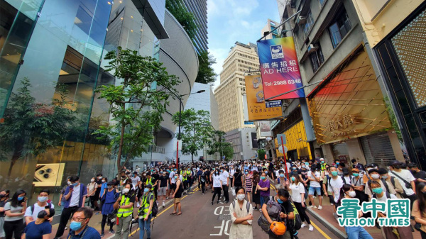 圖為銅鑼灣街頭的香港年青人