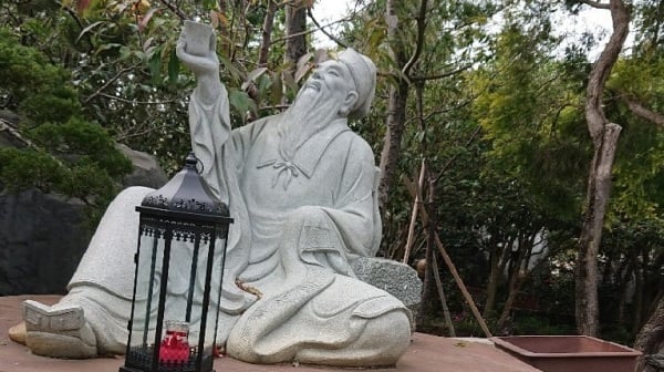 位于云林虎尾的法持妈祖宫内的石雕园中的苏轼雕像。