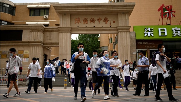 中国学生高考后，离开考场。