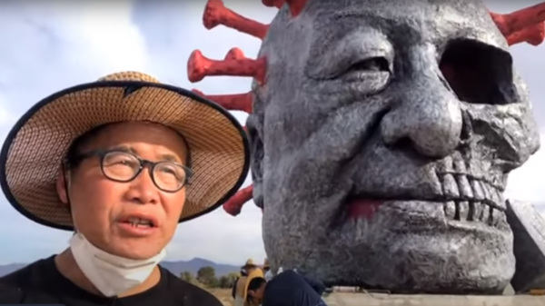 國際雕塑大師陳維明介紹南加州自由雕塑公園的「中共病毒」雕像