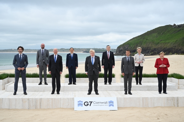 2021年6月11日，G7峰會在英國康沃爾開幕，英國、美國、加拿大、法國、德國、意大利和日本七國領導人，以及歐盟的兩位領導人拍攝全家福。