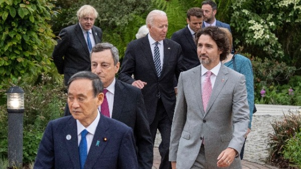 參加G7峰會的七國集團領導人在步行途中交談