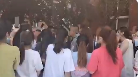 山西大學商務學院學生抗議，並高喊「罷課」（圖片來源：視頻截圖）