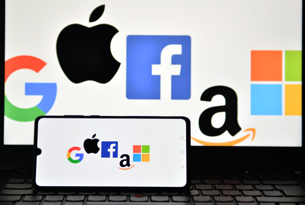 谷歌、苹果、脸书、亚马逊和微软等科技巨头们在全世界面临反垄断遏制。（图片来源：Justin Tallis/AFP via Getty Images）