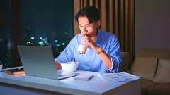 睡前4个行为比喝酒还伤肝太多人忽视了(组图)