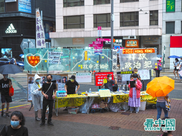6月12日，香港民间电台摆设街站纪念反送中6.12冲突两周年。（图片来源：李天正/看中国）
