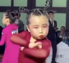 六歲女孩跳探戈自帶喜感逗樂千萬網民(組圖)