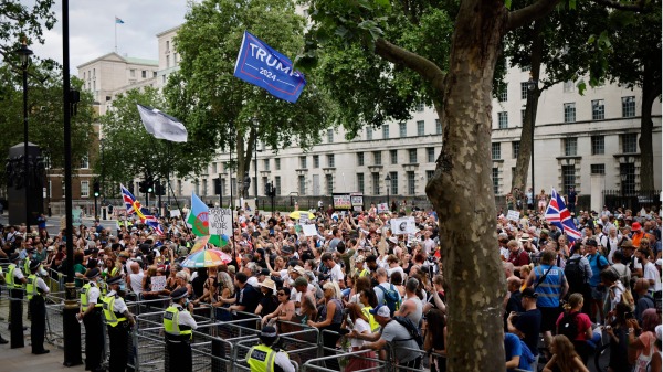 6月14日，民众在唐宁街外集会抗议英国政府封锁限制、5G和covid-19疫苗接种等政策。