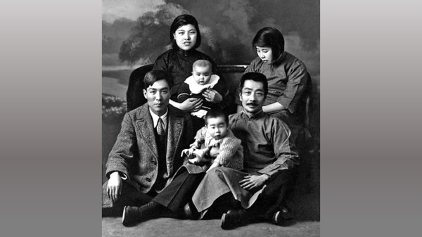 鲁迅（前排右一）全家与冯雪峰（前排左一）全家，摄于上海，1931年4月20日。鲁迅抱着的孩子是周海婴，身后是其伴侣许广平。
