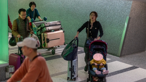 图为2020年1月18日，众多华人乘客随同一架来自北京的航班到达洛杉矶。（图片来源：David McNew/Getty Images）