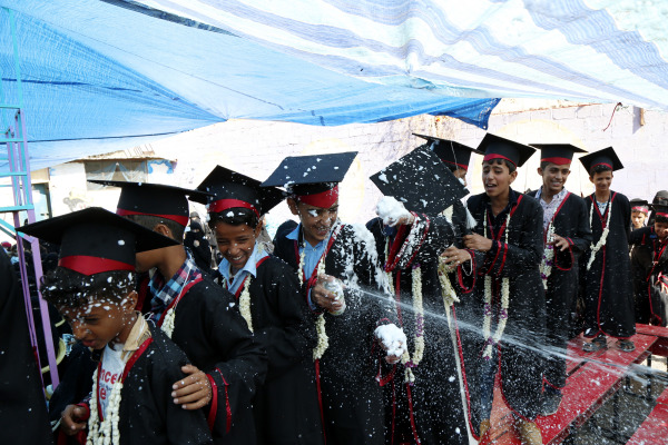 一群私立学校学生在庆祝毕业