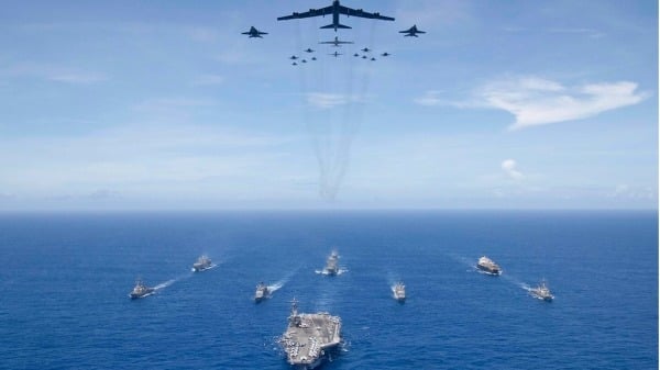 在2018年的“英勇之盾”演习期间，罗纳德-里根号航空母舰，带领航母打击群5舰艇编队，美国空军B-52 战斗机和美国海军F/A-18大黄蜂战斗机从头顶掠过。