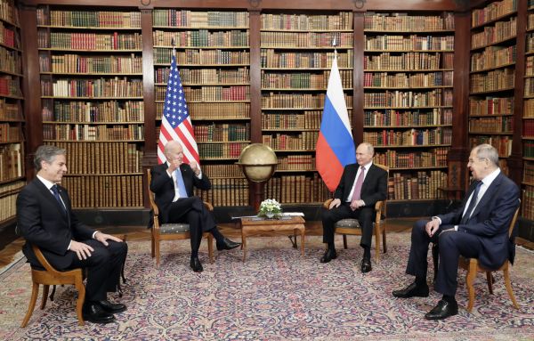 2021年6月16日，美國總統拜登（左二）和俄羅斯總統普京（右二）在瑞士日內瓦舉行美俄峰會，參加會晤的還有美國國務卿安東尼·布林肯（Antony Blinken，左一）和俄羅斯外交部長謝爾蓋·拉夫羅夫（Sergei Lavrov，右一）。（圖片來源：Mikhail Metzel/SPUTNIK/AFP via Getty Images）