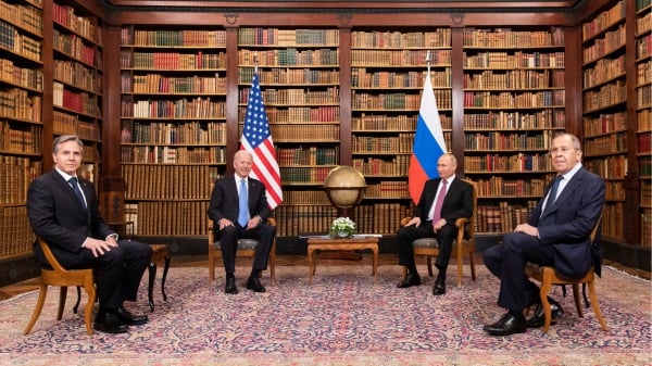 美國國務卿安東尼．布林肯（Antony Blinken）、美國總統喬．拜登（Joe Biden）、俄羅斯總統弗拉基米爾．普京（Vladimir Putin）和俄羅斯外交部長謝爾蓋．拉夫羅夫（Sergei Lavrov）在日內瓦舉行的美俄峰會期間會面。彼時拜登作為總統首次會見了俄羅斯總統普京。