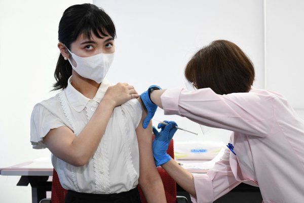 一名女子在接種疫苗