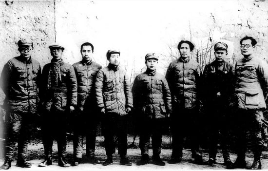 1937年12月，中共中央在延安召開政治局會議。圖為出席會議的部分人員合影。左起：張聞天、康生、周恩來、凱豐、王明、毛澤東、任弼時、張國燾。