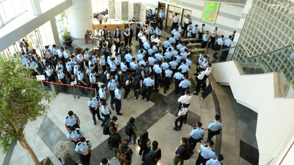 6月17日，500名港警闖入蘋果日報大樓。（圖片來源：Apple Daily via Getty Images）