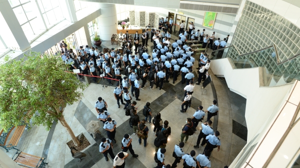 6月17日，500名港警闖入蘋果日報大樓。（圖片來源：Apple Daily via Getty Images）