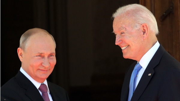 拜登（Biden，右）和普京（Putin，左）在瑞士日內瓦舉行美俄峰會時同框。
