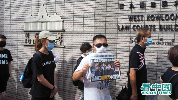 6月19日，壹傳媒行政總裁張劍虹、《蘋果》總編輯羅偉光在西九龍裁判法院提堂，市民場外聲援。