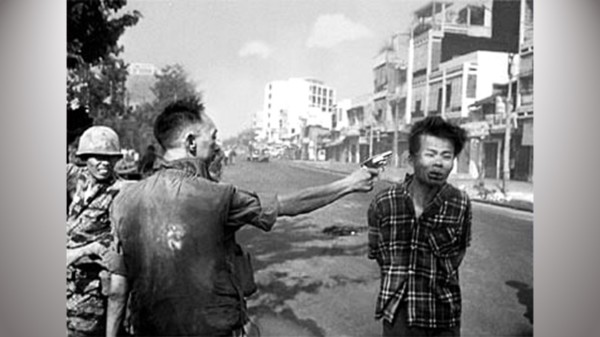 世界著名的照片，名叫《枪毙越共》