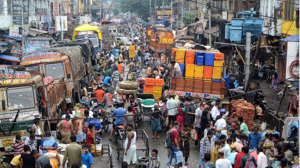 6月20日，西孟加拉邦政府放宽COVID-19封锁限制防疫措施后，加尔各答（Kolkata）蔬菜批发市场的人流。