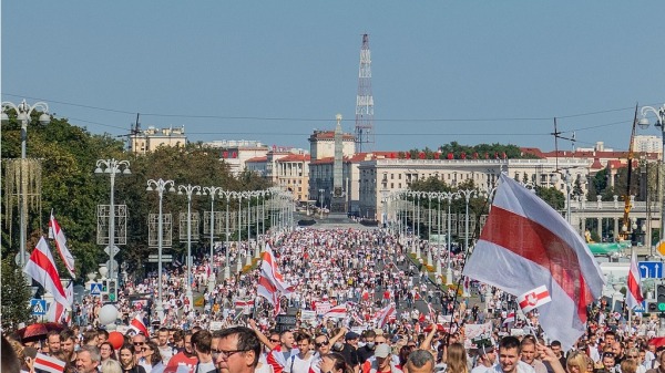 在白俄罗斯首度明斯克爆发反对卢卡申科的大型抗议集会