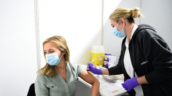 一名女子在接种疫苗